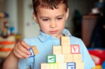Аутизм у детей: признаки заболевания и причины возникновения