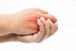 Почему болят кисти рук: причины, симптомы и лечение