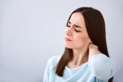 Грыжа позвоночника шейного отдела: симптомы и лечение