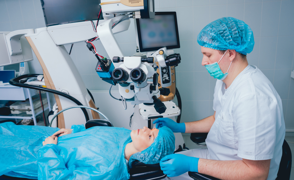 Операция катаракта по полису. Лазерная коррекция зрения. Лазернаякоорекция зрения. Лазерная коррекция зрения операция.