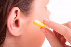 Серная пробка в ухе: симптомы, как удалить