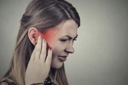 Боль в ухе: возможные причины, лечение